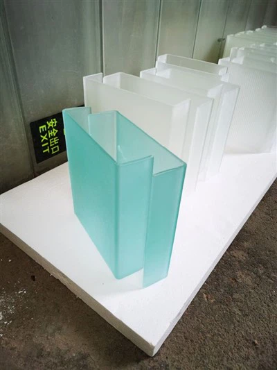 Innrétting u prófílglerveggurinn